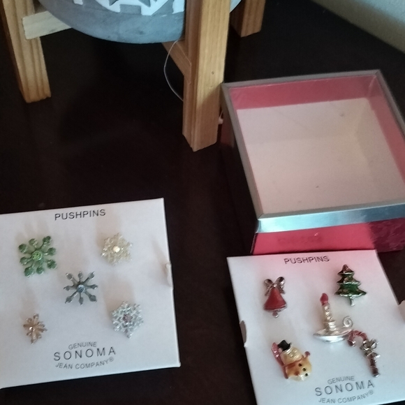 Sonoma gift set 10pc Christmas push pins - Picture 3 of 4